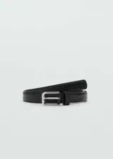 Cinturón fino negro con diseño de efecto piel de cocodrilo y hebilla metálica rectangular plateada.