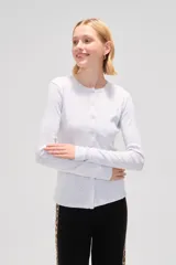 Cardigan de algodón color gris melange, con cuello redondo, cierre frontal con botones y mangas largas.