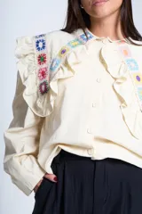 Camisa color crema con cuello Claudine y bordado de crochet multicolor.