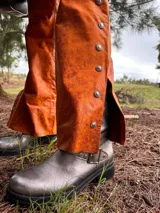 Bota corta de cuero color peltre, con hebilla lateral y suela track.