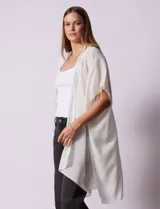 Kimono negro de gasa con apliques de brillos en el cuello y el frente.