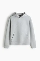Canguro de efecto neopreno color gris, con capucha de doble capa, hombros caídos, bolsillo canguro frontal y puños y bajo anchos acanalados. De corte holgado.
