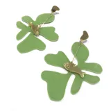 Aros colgantes con forma de flor verde y dije de pez dorado.