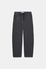 Pantalón de tiro bajo con cintura elástica ajustable mediante cordón, bolsillos delanteros y bolsillos de plastrón en la parte trasera.