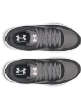 Championes Under Armour Mirage Sport color gris y negro, confeccionados con malla transpirable y superposiciones de gamuza, entresuela de EVA blanca y suela de goma.