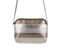 Bandolera plateada de cuero metalizado con diseño a rayas horizontales en tonos plateado, dorado y bronce. Tiene correa larga regulable y cierre superior.