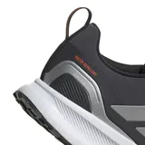 Championes de running Adidas modelo Runfalcon 5 TR, color negro con detalles en gris y toques de naranja. Presentan tecnología Cloudfoam en la entresuela para mayor amortiguación y acabado repelente al agua.