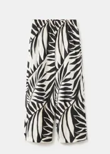 Pantalón fluido de corte recto con estampado tropical y cintura elástica, confeccionado en mezcla de viscosa y poliamida. Cuenta con bolsillos laterales.