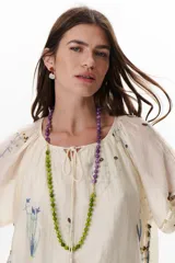 Collar corto de cuentas esféricas de color verde jade, engarzadas con hilo verde y detalles dorados.