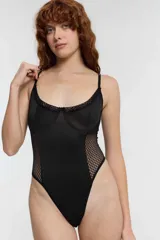 Body negro con copas con aro y encaje, breteles finos regulables y laterales de red con diseño geométrico.