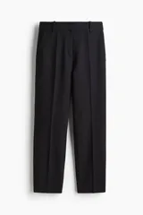 Pantalón negro tobillero de corte recto y pinzas marcadas en el frente. Presenta cintura estándar con cierre oculto y bolsillos laterales.