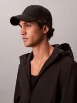 Gorra de béisbol con visera curva, confeccionada en tejido ripstop negro con estampado de monograma CK en toda la superficie.