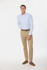 Pantalón de gabardina liviana con diseño clásico de cinco bolsillos, de corte recto y color beige.