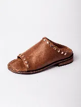 Sandalias de cuero color marrón con detalles de tachas doradas.
