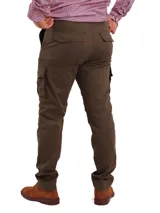 Pantalón cargo color beige, de corte chupín, con bolsillos laterales y traseros con solapa. Confeccionado en algodón con spandex.