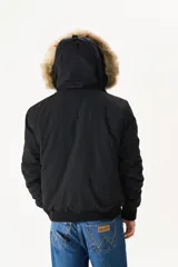 Campera negra con capucha con borde de piel sintética color beige, cierre frontal con cremallera y botones a presión, bolsillos laterales con solapa y puños acanalados.