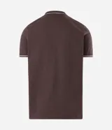 Remera polo masculina de tejido piqué marrón con textura, cuello y ribetes de mangas en tono contrastante, cierre frontal de dos botones y un bolsillo aplicado en el pecho.