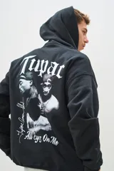 Canguro negro con capucha y estampado de Tupac en la espalda.