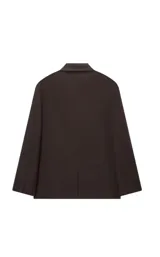 Blazer de corte oversize en color marrón chocolate, con diseño de doble botonadura y solapas clásicas.