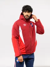 Campera de abrigo Umbro del Club Nacional de Football, con diseño de bloques de color en azul, blanco y rojo. Cuenta con capucha ajustable, cierre frontal y logo de la marca junto al escudo del club en el pecho.