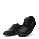 Championes urbanos Umbro modelo Milo, color negro con detalles en gris. Presentan diseño de corte bajo, cierre con cordones, puntera perforada para mayor ventilación y logo de la marca en el lateral y la lengüeta.