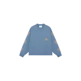 Remera manga larga de color celeste, con cuello redondo y diseño holgado. Presenta un pequeño estampado de una corona y el texto "EMESTUDIOS" en el pecho, además de estampados de coronas repetidos a lo largo de ambas mangas.