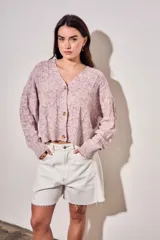 Cardigan de punto texturado en color rosa viejo, con escote en V, cierre frontal de botones y mangas largas con puños acanalados.