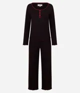 Pijama de dos piezas confeccionado en tejido rib acanalado. La blusa es de manga larga, con cuello redondo y abertura frontal parcial con botones. El pantalón es de corte recto con cintura elástica.