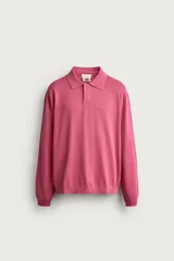 Polo de punto de algodón con efecto delavado, cuello solapa, cierre frontal con botonadura oculta y manga larga. Cuenta con acabados en rib.