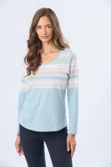 Remera de algodón con poliéster, de manga larga, con estampado de rayas horizontales en tonos beige, azul claro, azul grisáceo y blanco. Tiene un corte clásico y escote redondo.