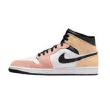 Championes Nike Air Jordan 1 Mid SE, con diseño de caña media en combinación de colores blanco, negro, naranja y rosado. Confeccionados en cuero y gamuza, presentan el icónico logo de las alas en el lateral y el swoosh de Nike en color negro.