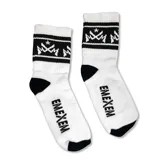 Medias de caña media color blanco con detalles en negro. Presentan una franja horizontal en la parte superior con el logo de la marca y la palabra EMEXEM estampada en el empeine.