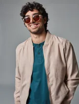 Campera bomber color beige con cierre frontal y bolsillos laterales.