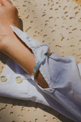 Pulsera rígida abierta de plata 925 con textura martillada.