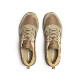 Championes Merrell modelo Alpine 83, de diseño retro con combinación de tonos tierra. Presenta una parte superior confeccionada en gamuza y textil, con entresuela de espuma EVA en color gris y suela de goma dentada.