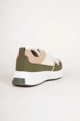 Championes deportivos Paddock modelo Gwayne para mujer, con combinación de colores blanco, tostado y azul jean. Suela chunky blanca con base dentada en tono azul y cordones al tono.