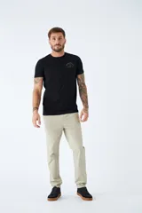 Pantalón chino de gabardina color beige, de corte regular, con cierre frontal y bolsillos laterales y traseros.