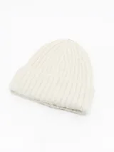 Gorro tipo beanie de punto acanalado con vuelta en el borde, confeccionado en tejido suave y abrigado.