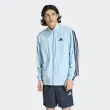 Campera deportiva Adidas con cierre frontal, cuello alto y bolsillos laterales. Diseño en color celeste con las icónicas tres rayas de la marca en color azul marino a lo largo de las mangas y logo bordado en el pecho.
