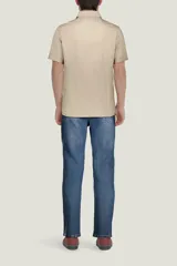 Camisa color beige de algodón con botones y cuello camisero, de manga corta y corte clásico.