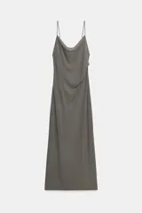 Vestido largo color gris con escote drapeado, tirantes finos y diseño recto.
