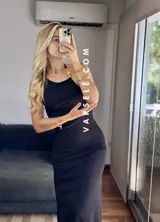 Vestido largo blanco de tejido cloque con licra, corte ajustado y breteles finos.