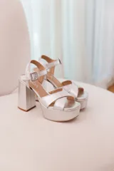 Sandalias plateadas de fiesta con tiras cruzadas en el empeine, plataforma delantera y tacón cuadrado alto.