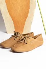 Mocasín de cuero marrón con cordones, diseño de puntera cuadrada y costuras visibles.