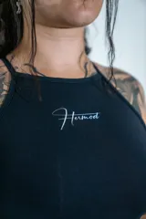 Musculosa deportiva de lycra con doble tela, diseño ajustado y estampa pequeña en el pecho.