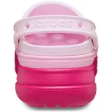 Zuecos Crocs modelo Classic Stacked de diseño slip-on, con capellada de color rosado claro y plataforma alta con suela dentada en tonos rosado medio y fucsia. Cuenta con perforaciones en el empeine para pines Jibbitz y tira trasera ajustable.