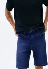 Bermuda de jean azul con diseño clásico de cinco bolsillos, cierre frontal con botón y bragueta, y costuras reforzadas.