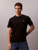 Remera de manga corta Calvin Klein color negro, con cuello redondo y corte regular. Presenta un pequeño bordado con el monograma CK en contraste sobre el pecho.