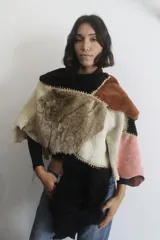 Ruana artesanal confeccionada con piezas de napalán unidas mediante técnica de crochet, con diseño de parches en tonos tierra y texturas de piel sintética.