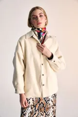 Saco color crema de lana con cuello camisero, cierre con botones y bolsillos laterales. Diseño exclusivo de Malva confeccionado en Chile.